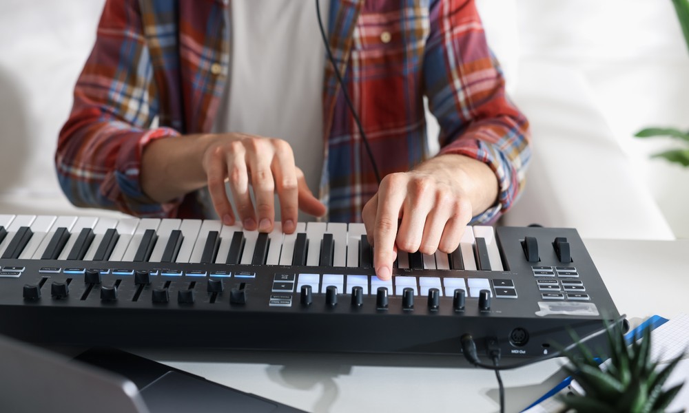 9 Skills That Separate “Piano Players” From “Keyboard Players” in Modern Genres